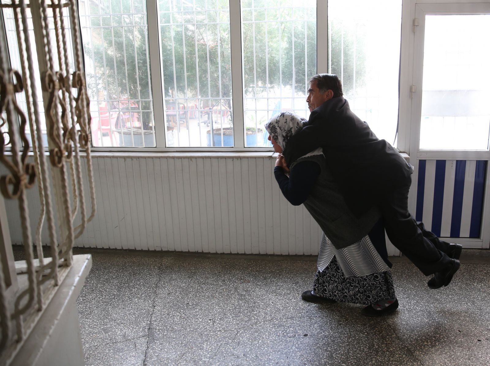 Engelli eşini hem 'Gönlünde' hem de 'Sırtında' taşıyor