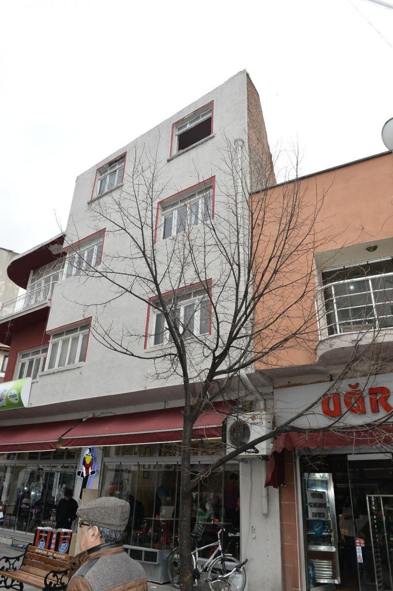 Başına pencere camı düşen Gamze, yaşam mücadelesi veriyor