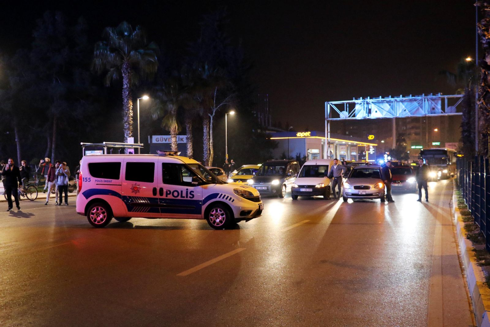 Kız arkadaşıyla tartıştı, üst geçitten atlamaya kalkıştı