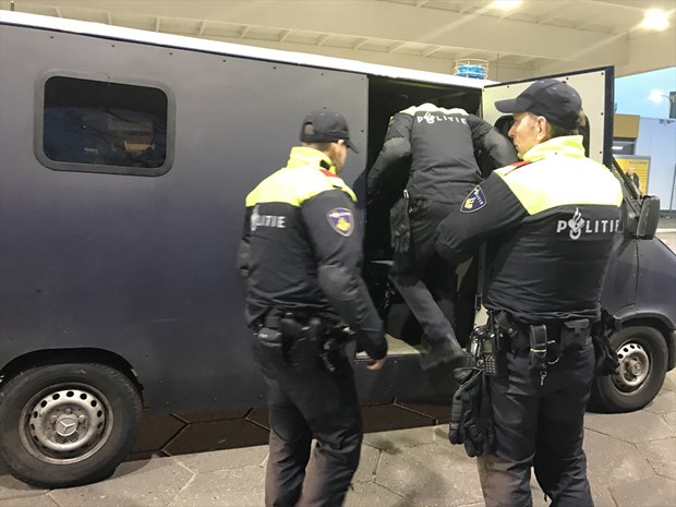 Hollanda'da, AA ve TRT aracına polis engeli