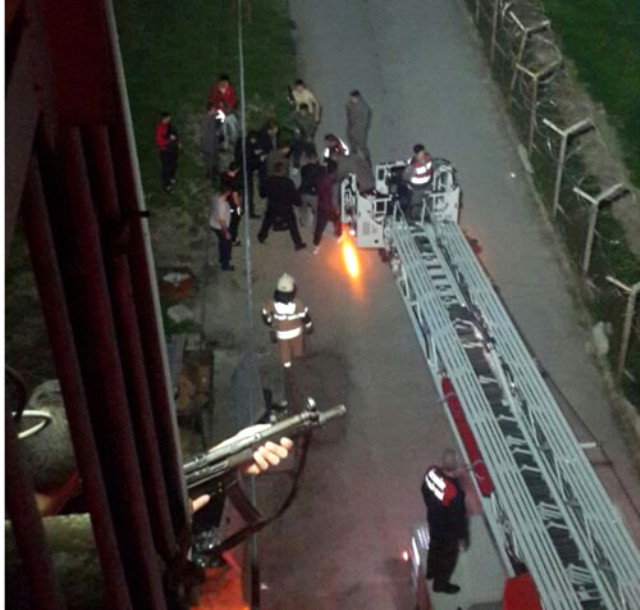 İzmir'de cezaevinden kaçmaya çalışan 5 kişi çatıda yakalandı