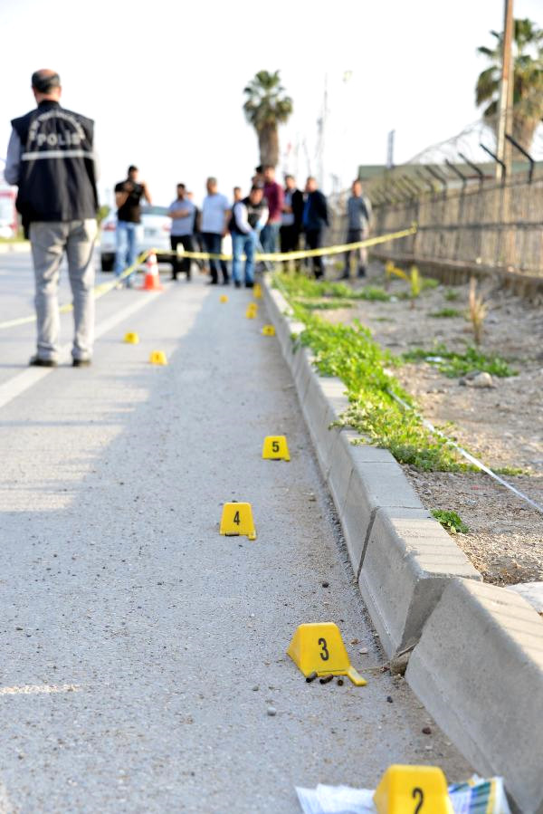 Çoluk çocuk dinlemeden otomobildekileri kalaşnikofla taradılar: 1 ölü, 2 yaralı