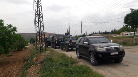 Rus askerleri YPG'li teröristlerin mevzilerinden Türkiye'yi gözetliyor