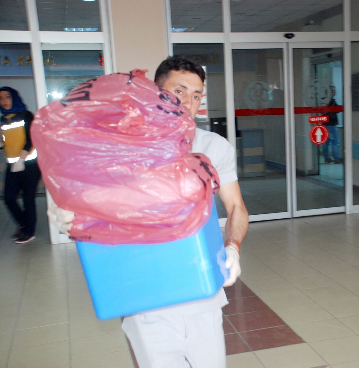 İş makinesine kolunu kaptıran işçinin sol kolu omzundan koptu