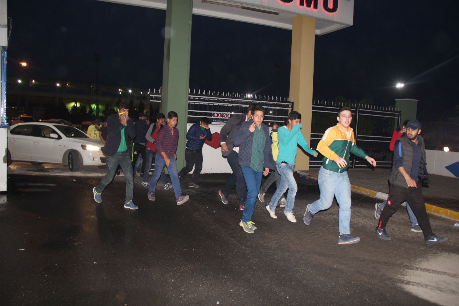 Maç sonrası ortalık savaş alanına döndü