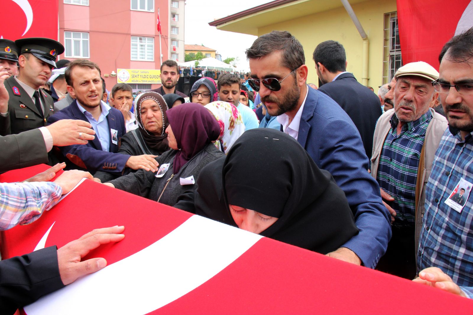 Şehit oğlunun cenaze namazını kıldıran babadan teröre tepki