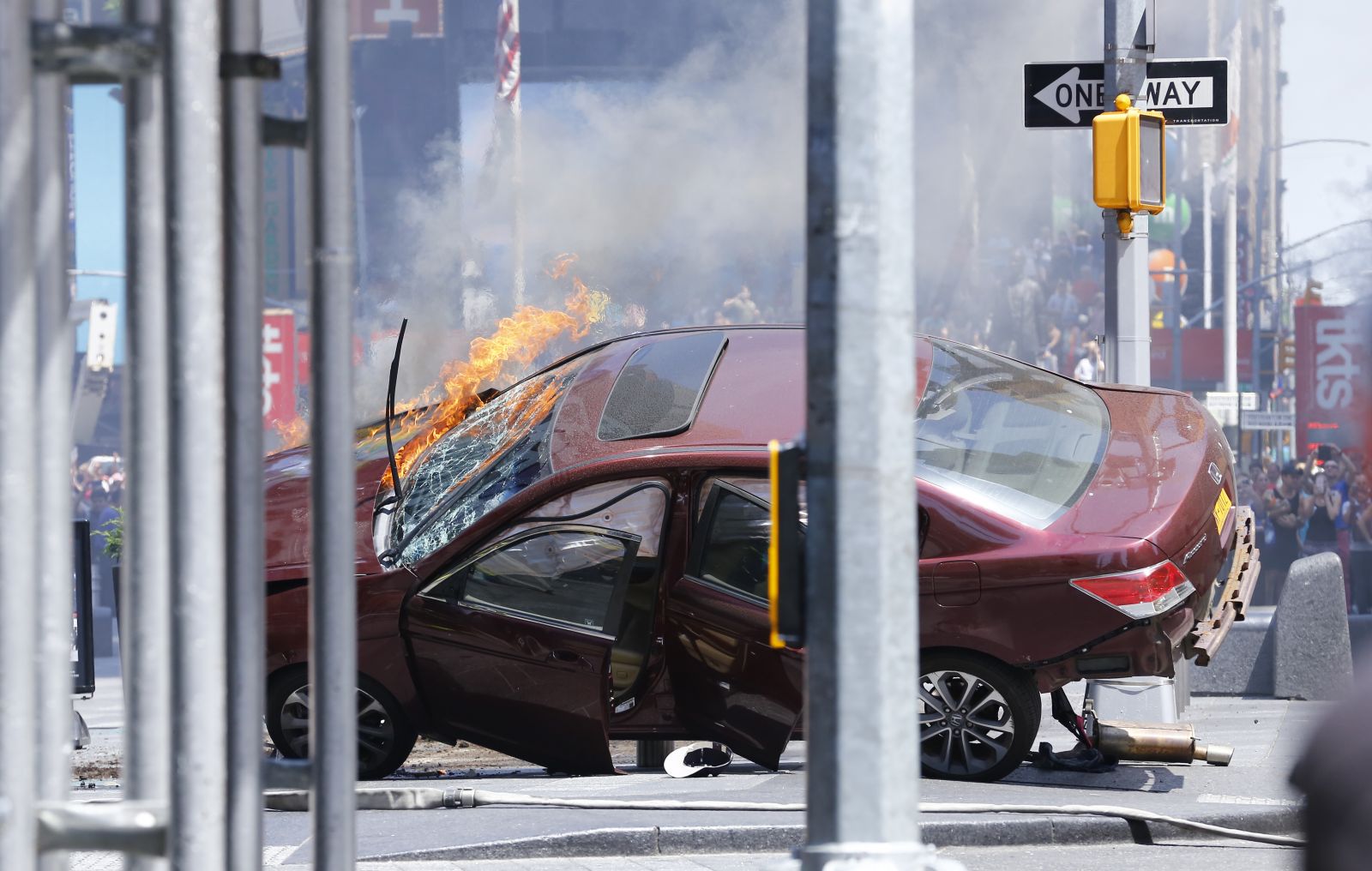 New York'ta araç yayaların arasına daldı: Ölü ve yaralılar var