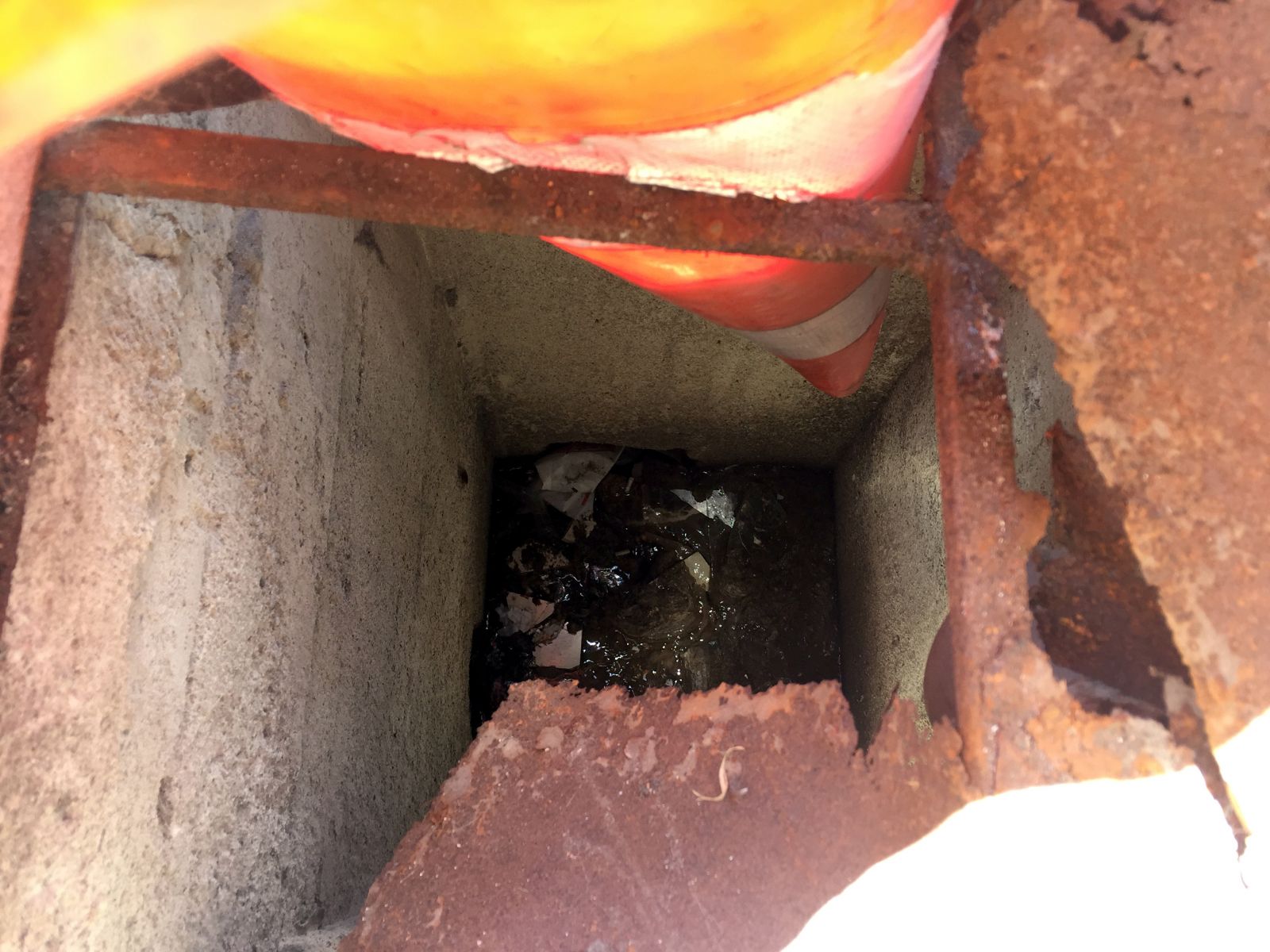 Yere baka baka yürüyen liseli kız rögara düştü