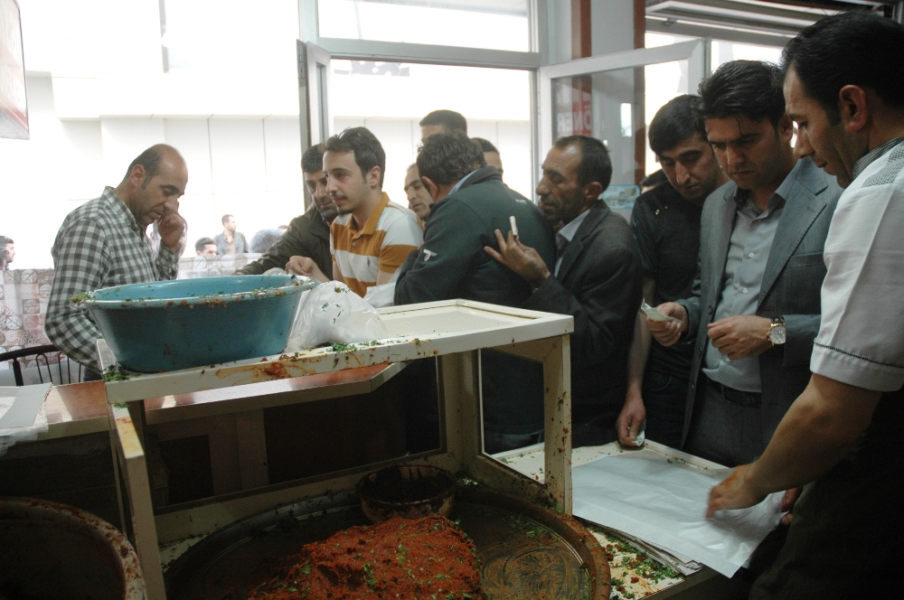 İftara saatler kala çiğ köfte kuyruğu oluşturuyorlar