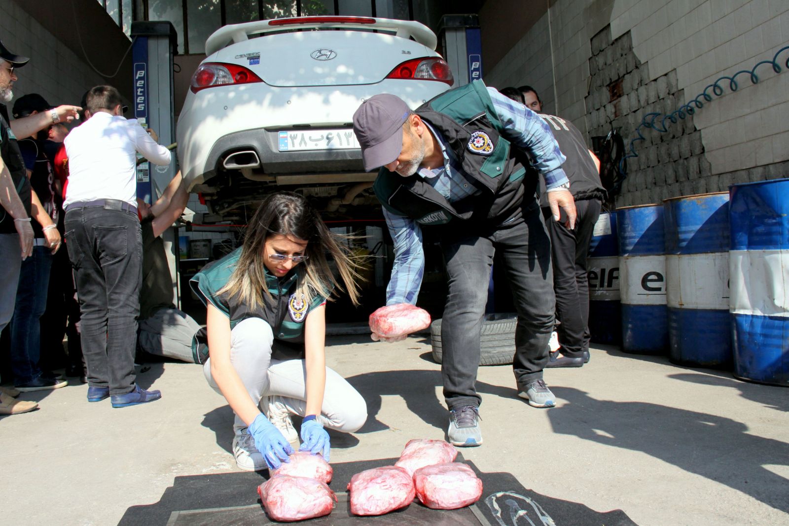 Polis ipi çektikçe spor otomobilden uyuşturucu fışkırdı