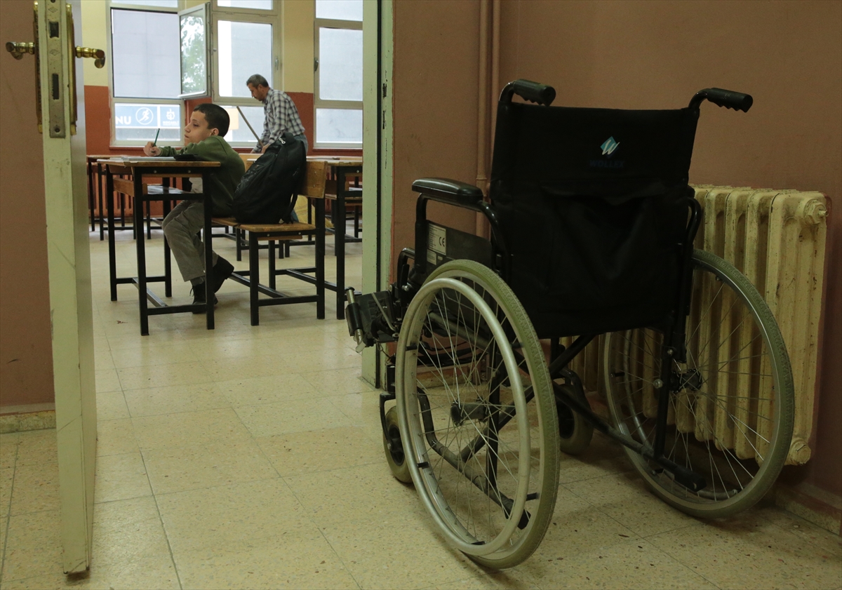 Engelli oğlunu okutmak için aynı okulda hademelik yapıyor