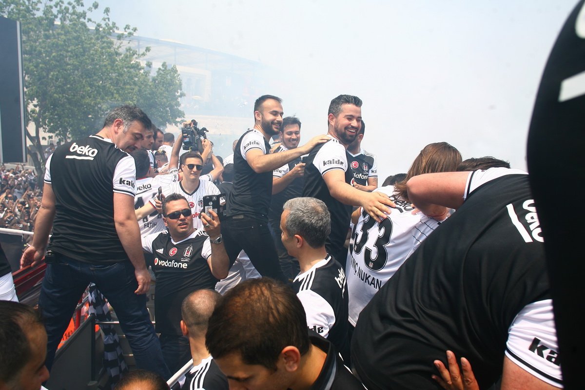 Beşiktaş Park'ta meşaleli kutlama