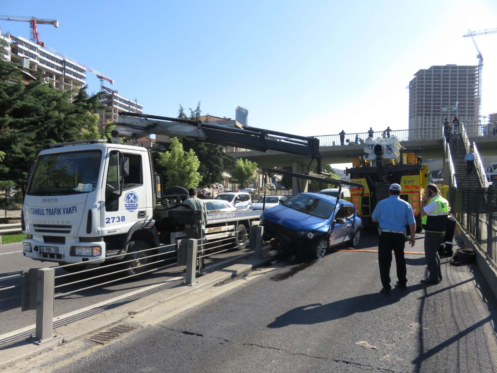 Fikirtepe'de metrobüs yoluna otomobil girdi