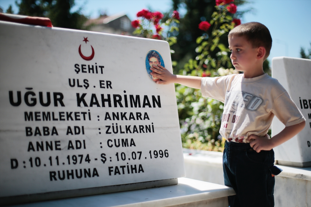 3 yaşındaki Lara'dan şehit babasına ziyaret