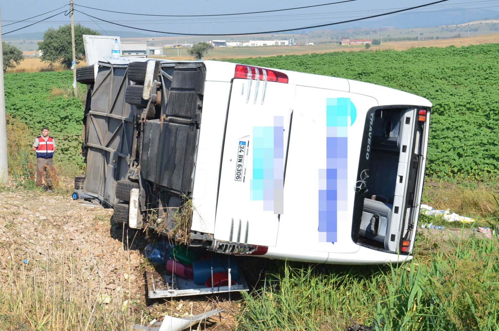 Balıkesir'de yolcu otobüsü devrildi