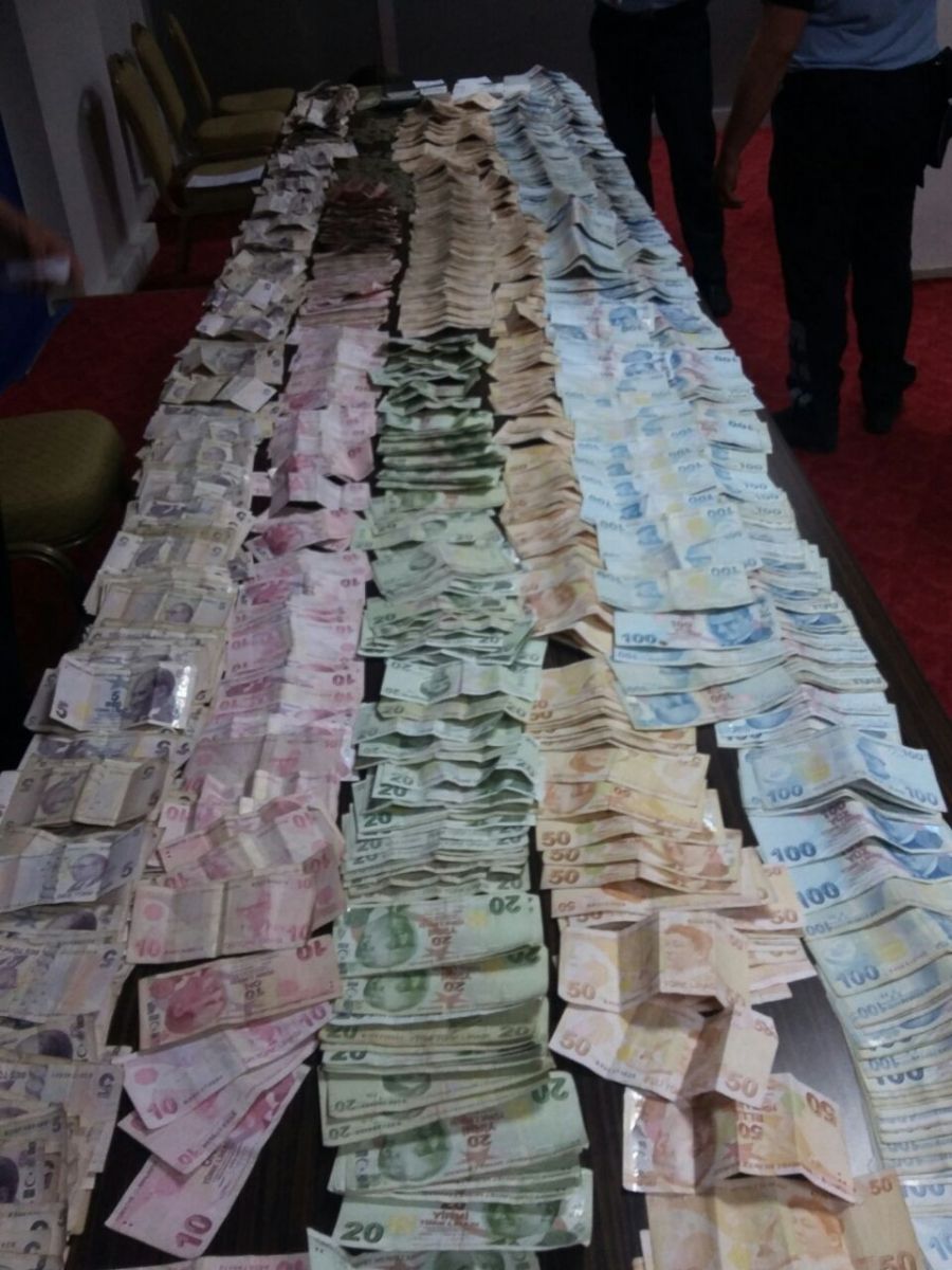 Dilencinin üstünden çıkan parayı 8 zabıta ancak sayabildi