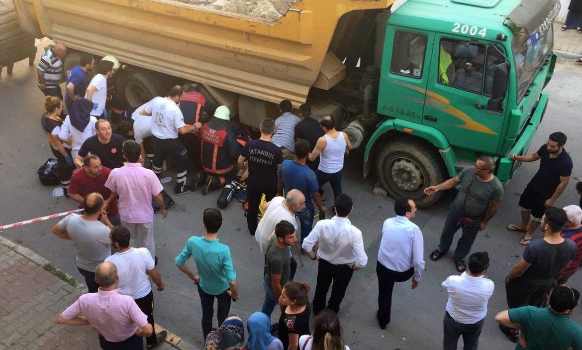 Hafriyat kamyonunun altından şans eseri kurtuldu