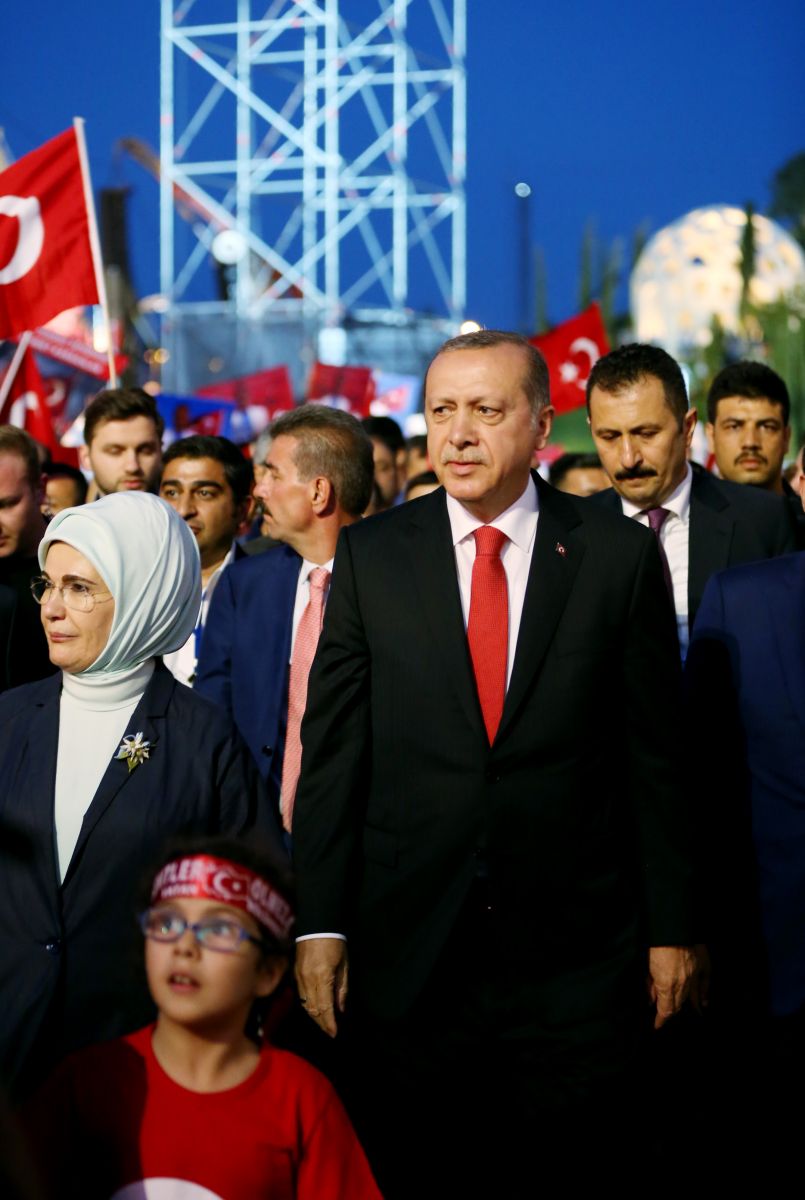Cumhurbaşkanı Erdoğan'ın Şehitler Köprüsü'ne yürüyüşü