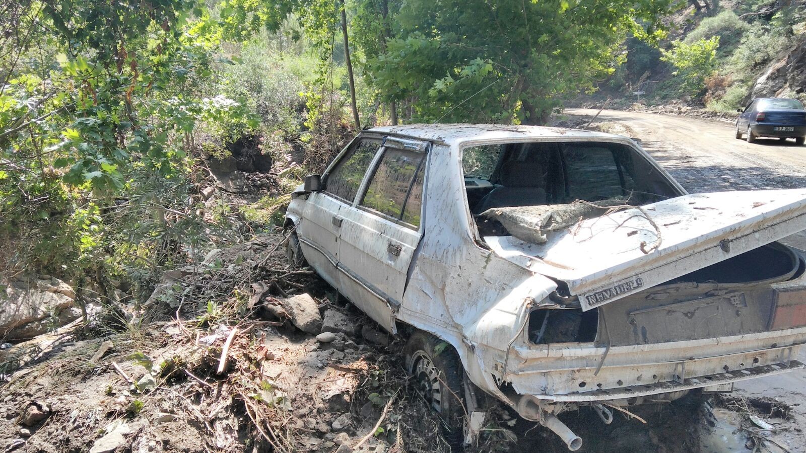 Burhaniye'de sel araçları sürükledi