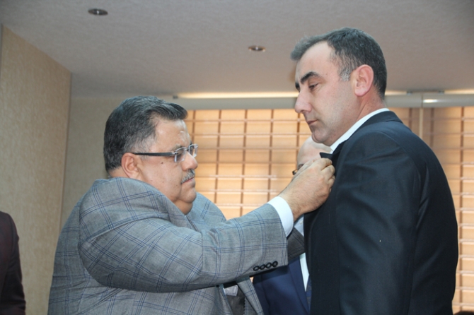 CHP’li belediye başkanı ve iki meclis üyesi AK Parti’ye geçti