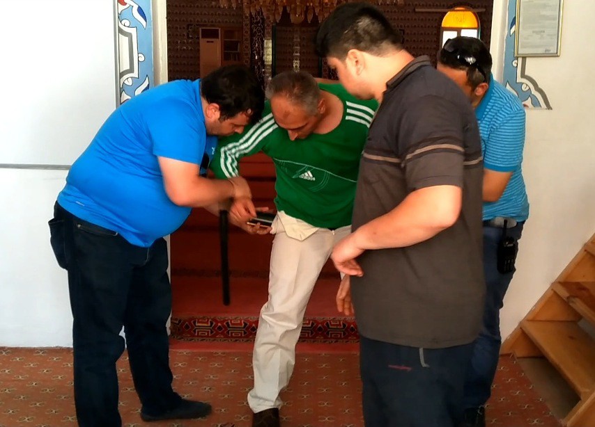 Camide namaz kıldıran imama ve cemaate saldırdı