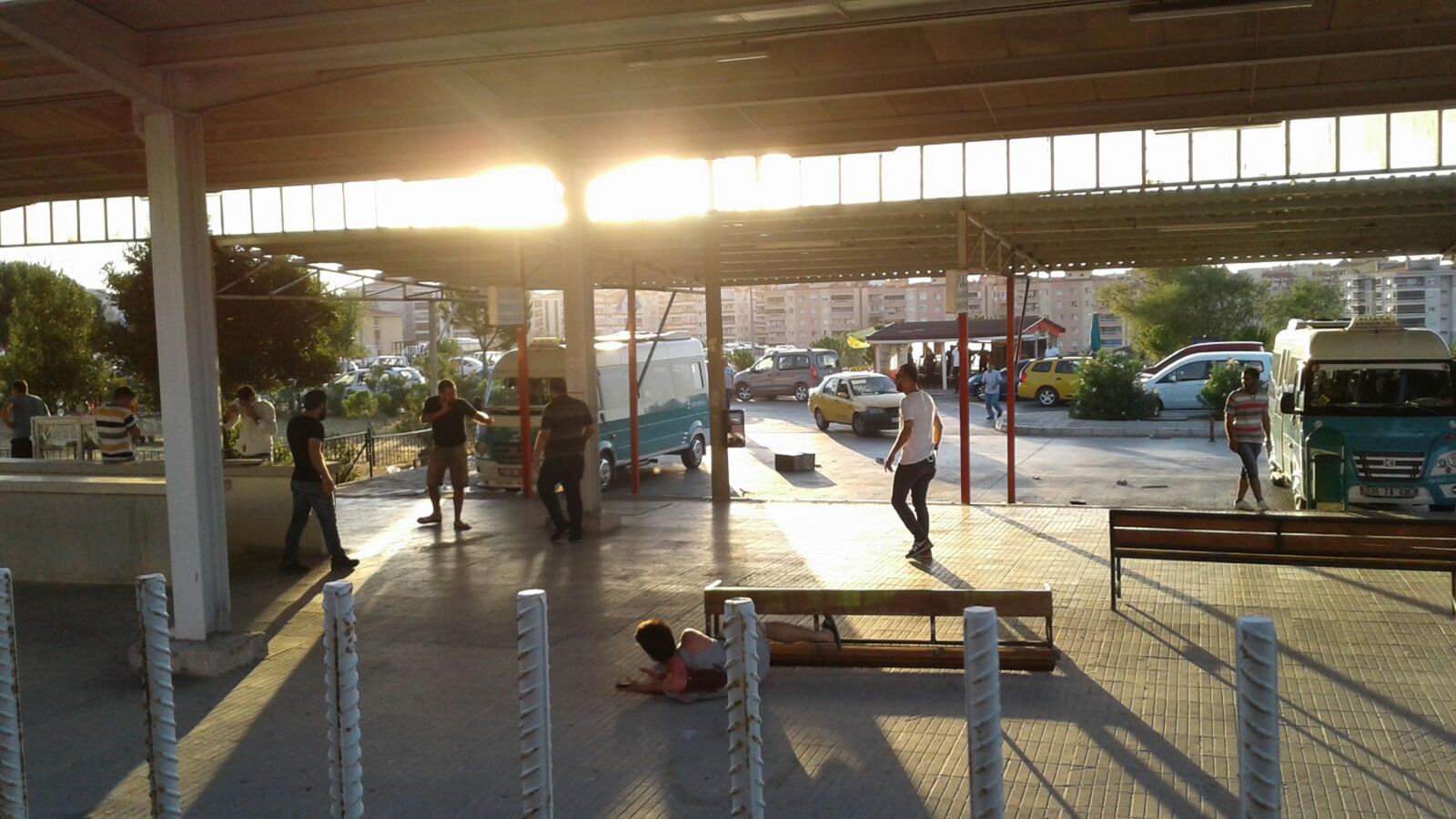 Şoförle kavga edip, dolmuşların camlarını kırdılar