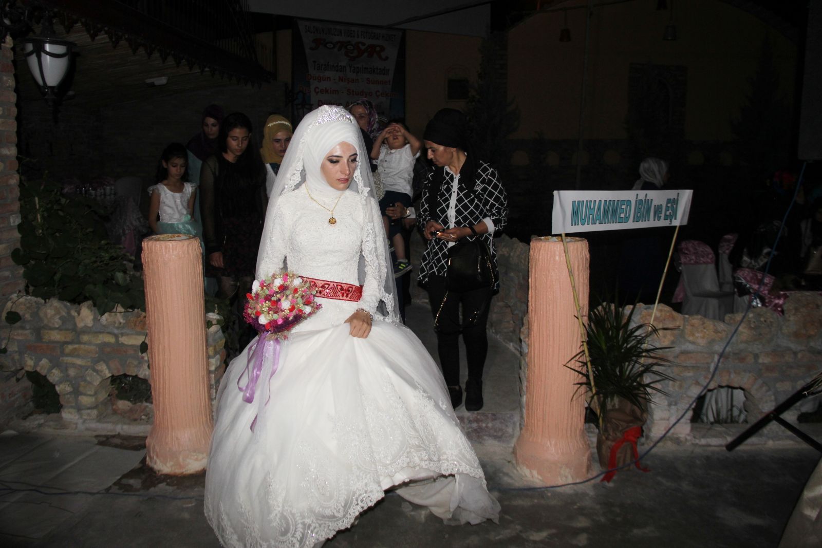 Düğününde elektrikler kesilen gelin ve damat salonu terk etti