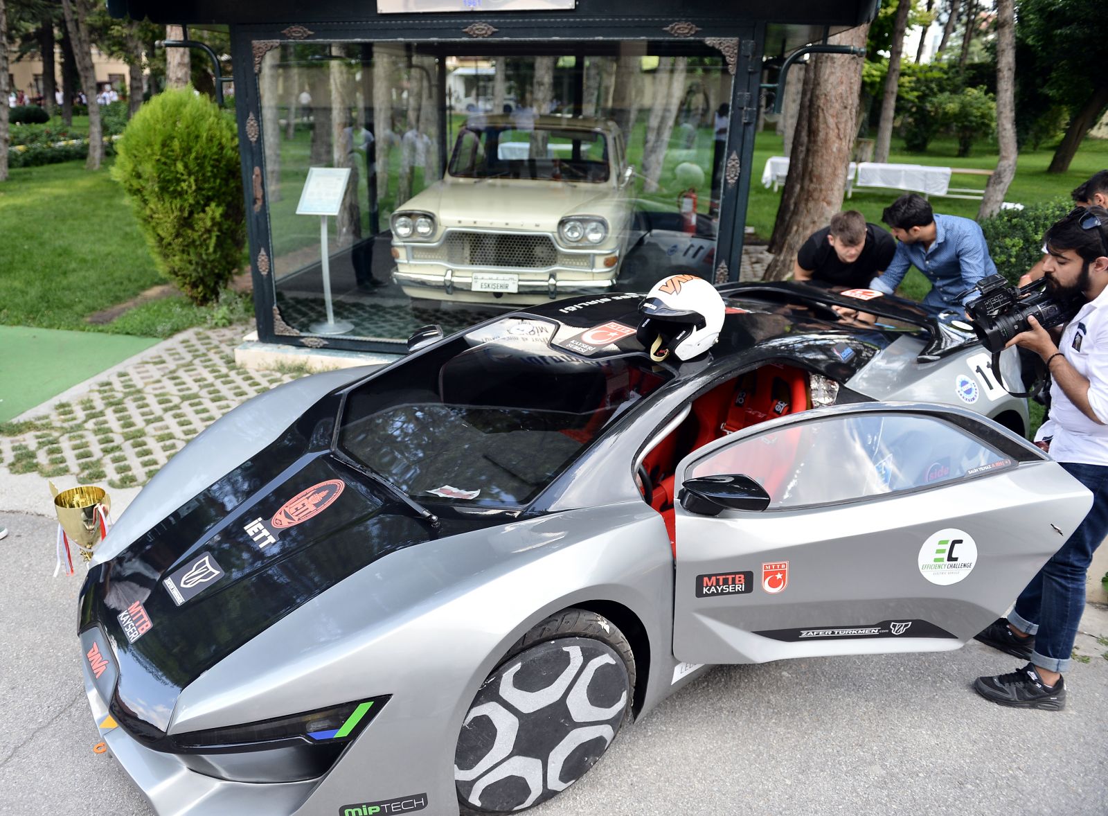 Öğrencilerin ürettiği elektrikli otomobil görücüye çıktı
