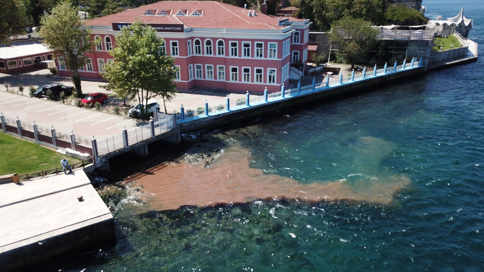 Bayram namazını kılan İstanbullular kurban kesim merkezlerine akın etti