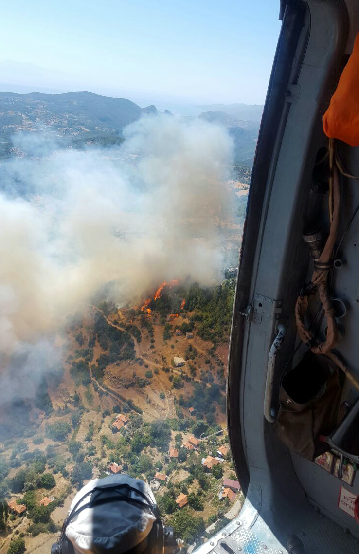 Muğla'da çıkan yangın rüzgarın etkisiyle büyüyor