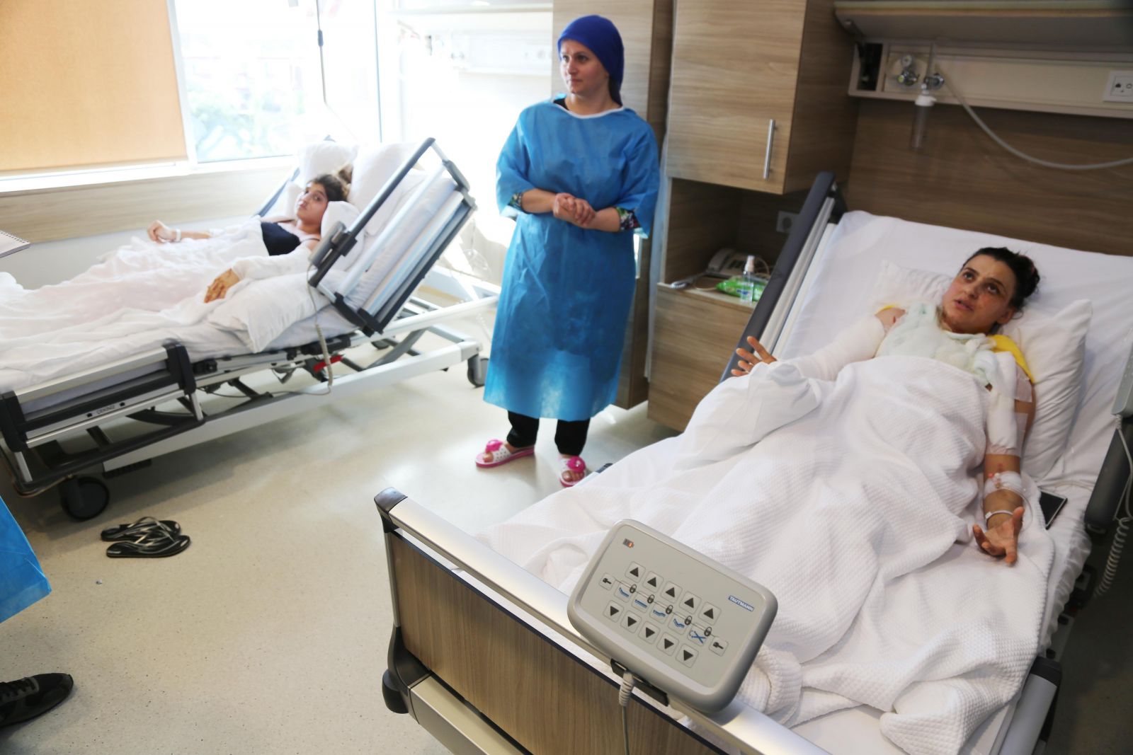 Anne ve kızının balkonda kahvaltı keyfi zehir oldu!