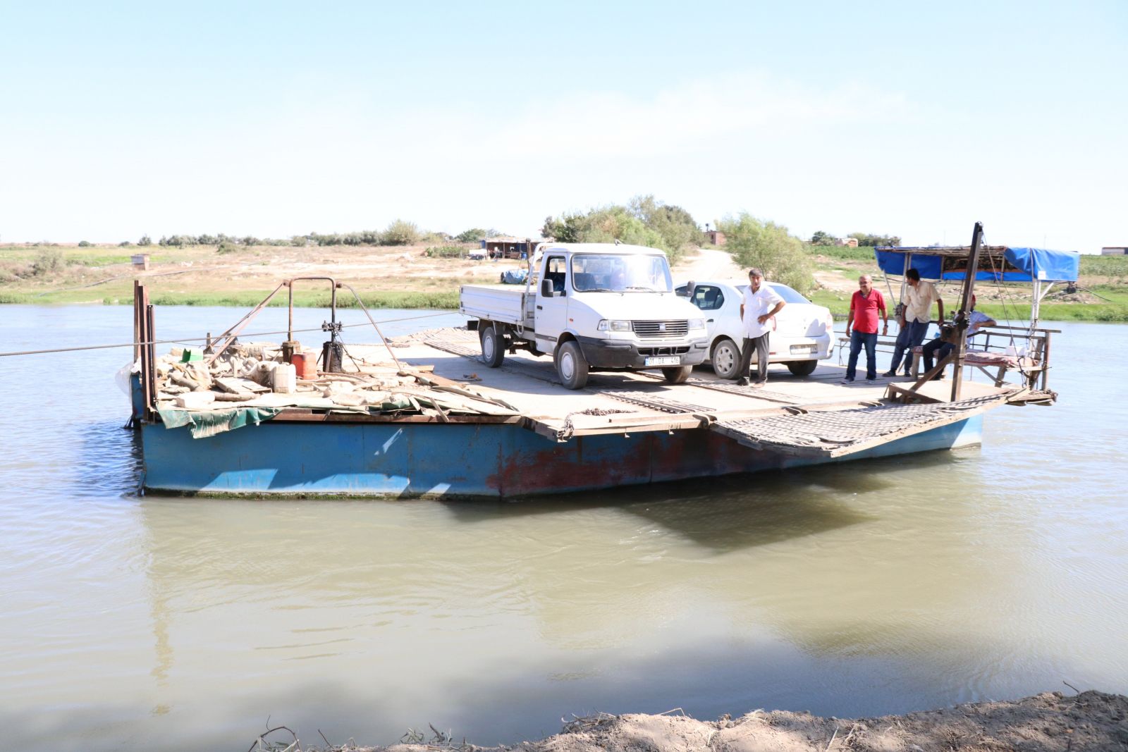 Araçlarını 1,5 asırdır nehirde salla taşıyorlar