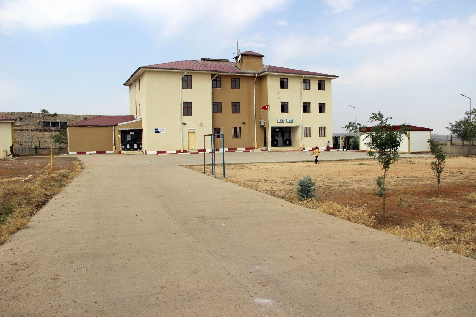 Ergani'de çocuklar okula gidebilmek için 1,5 saat yürüyor