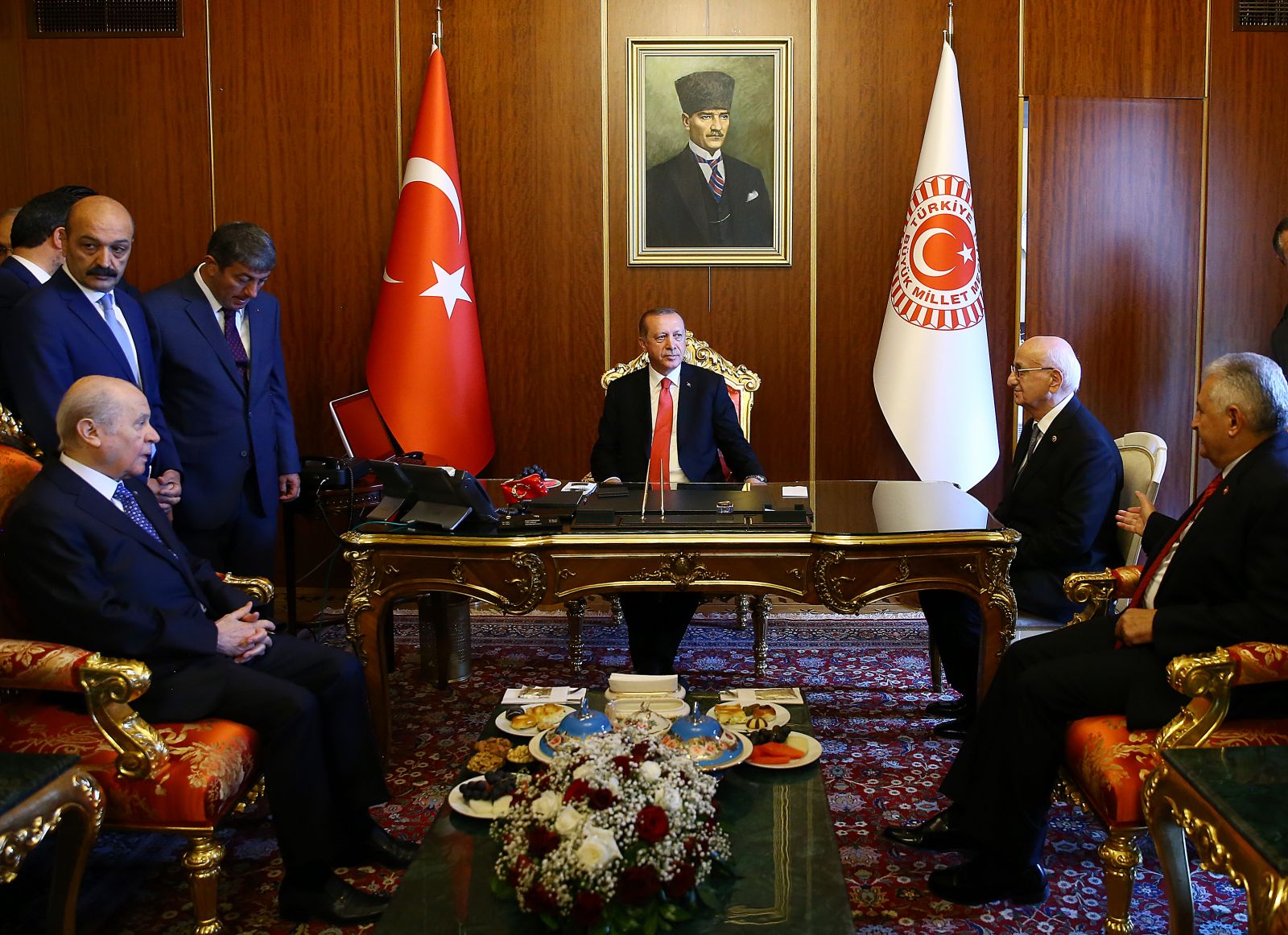 Erdoğan, Yıldırım, Bahçeli ve Akar'dan Meclis'te sürpriz görüşme!