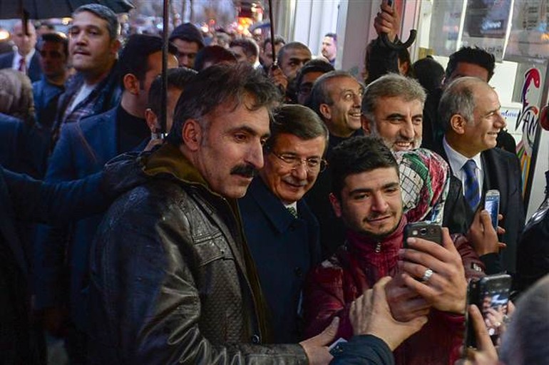 Başbakan Davutoğlu Van'da esnafı ziyaret etti, vatandaşlarla sohbet etti