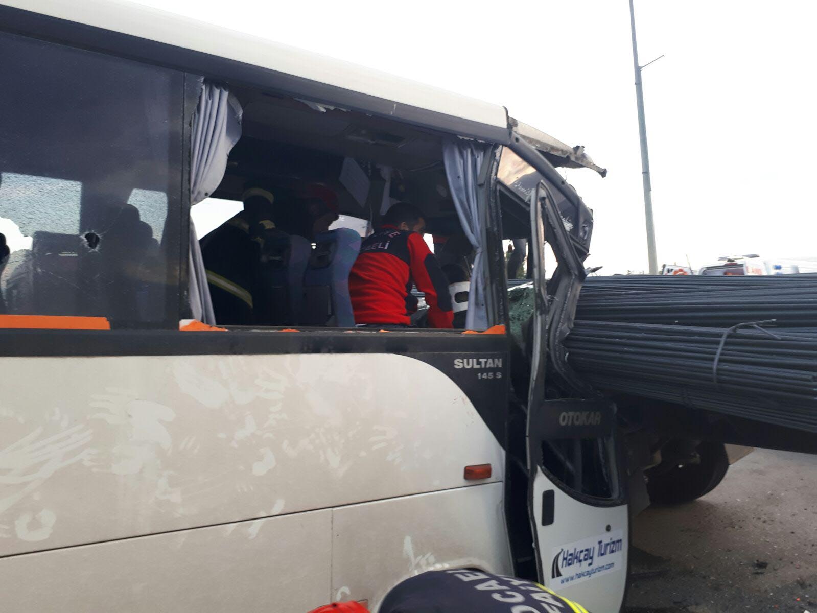 Servis midibüsü ile tır çarpıştı: 21 yaralı