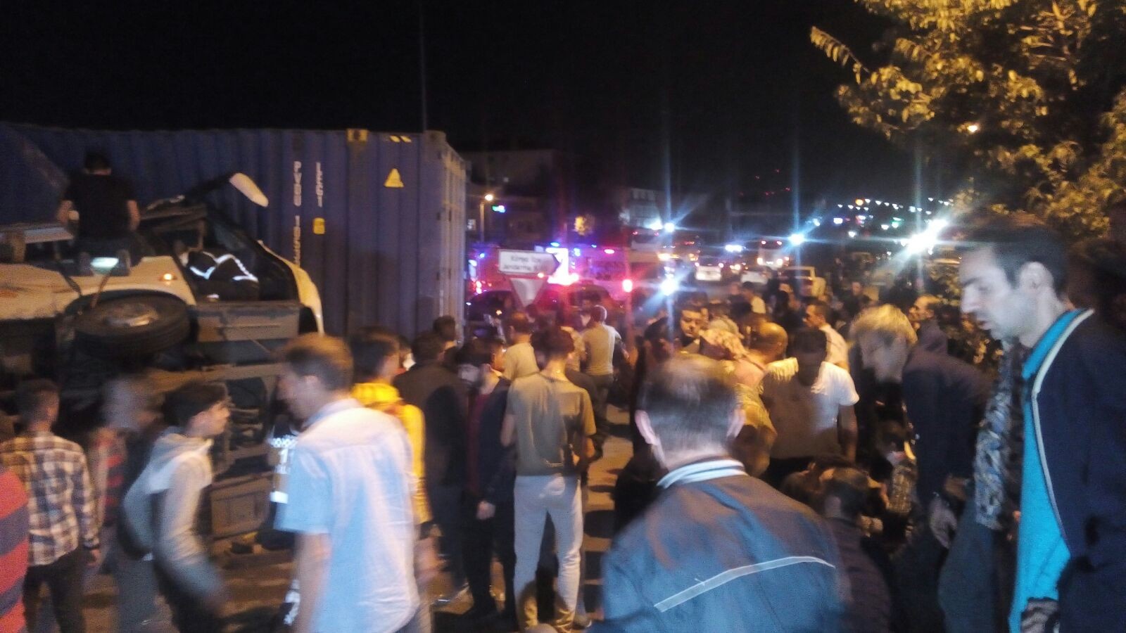 Kocaeli'de tır ile servis minibüsü çarpıştı: Çok sayıda yaralı var