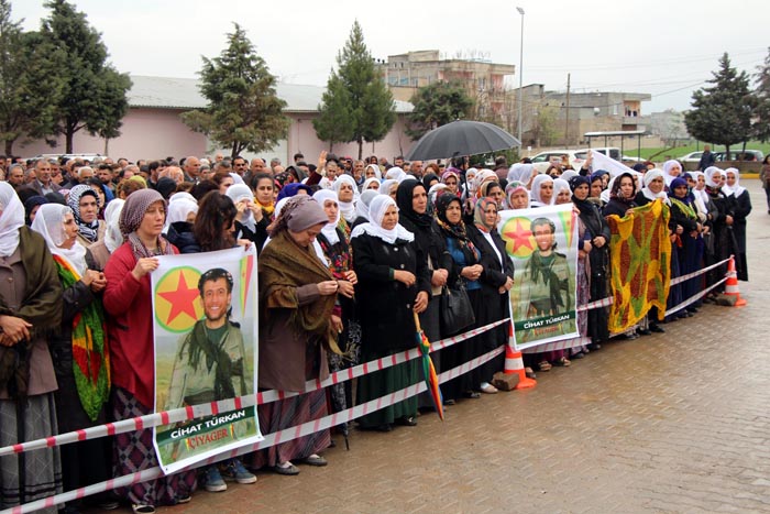Terörist cenazesine katılan HDP'lilerden küstah sözler!