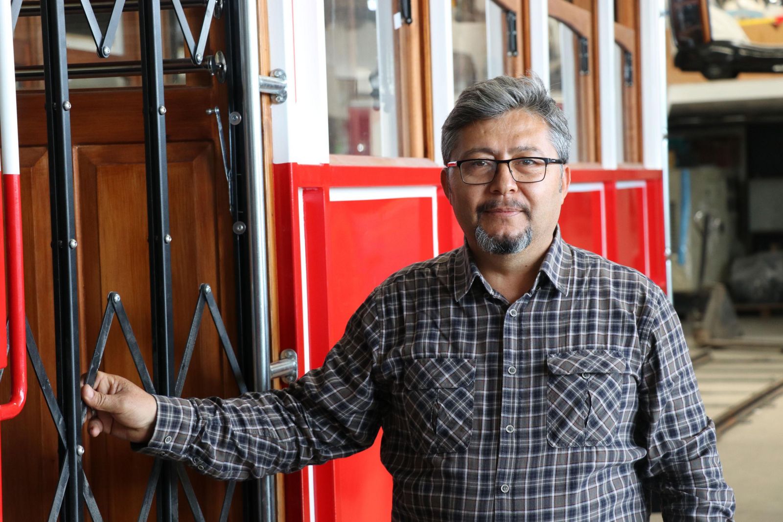 Denizli'de ortaokul mezunu, ekibiyle birlikte tramvay üretimi yapıyor