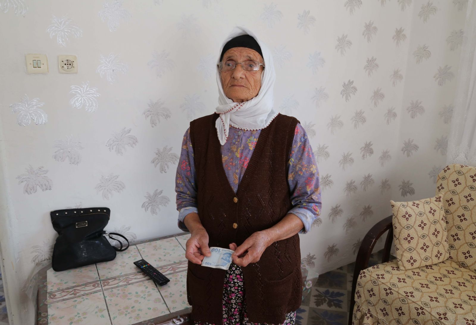 Yaşlı kadın 'kira param' deyince, hırsız paranın yarısını geri bıraktı