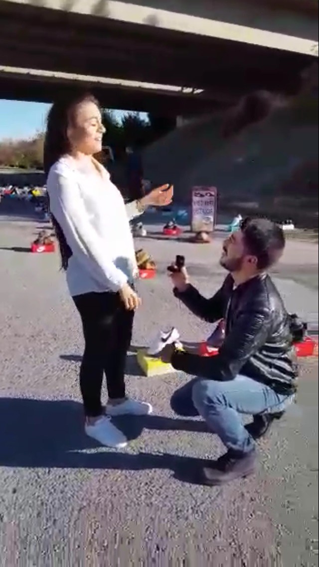 Cinayet süsü verilmiş evlenme teklifi genç kızı şoke etti!