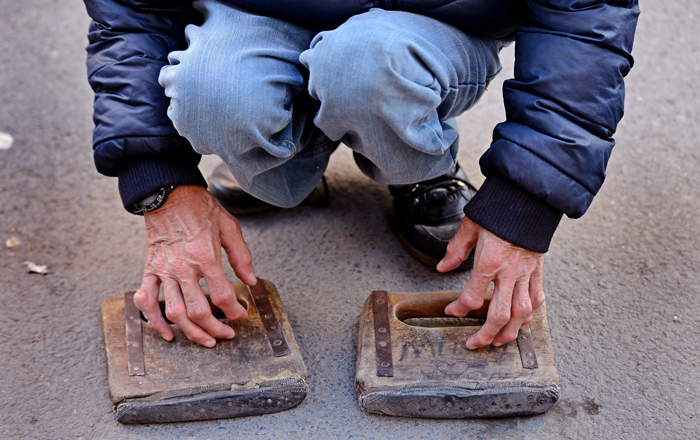 47 yıldır tahtalarla yürüyor, tek isteği akülü araba