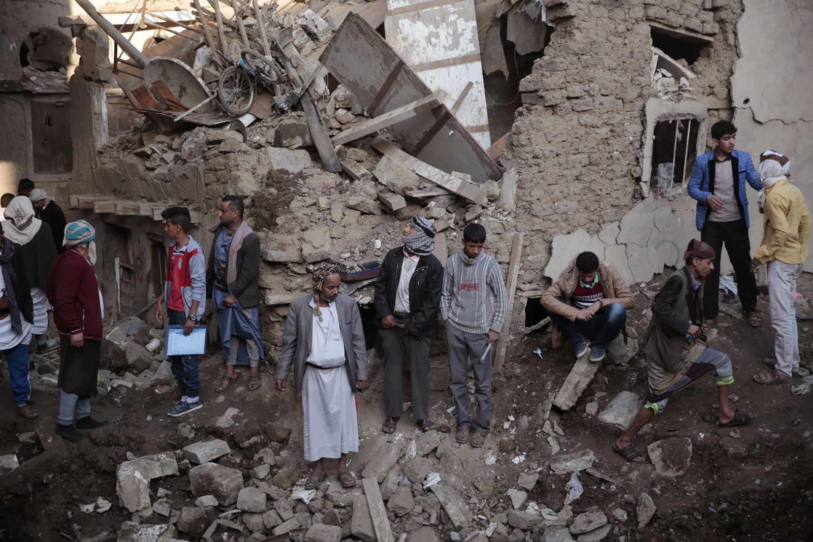 Suudi Arabistan uçakları Yemen'i vurdu