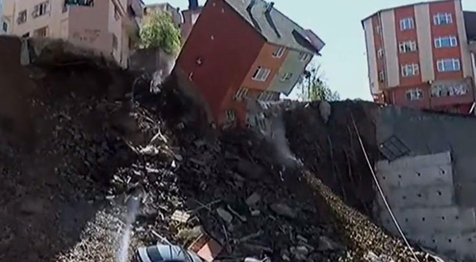 Kağıthane'de boşaltılan binalardan biri çöktü Kağıthane'de boşaltılan binalardan biri çöktü