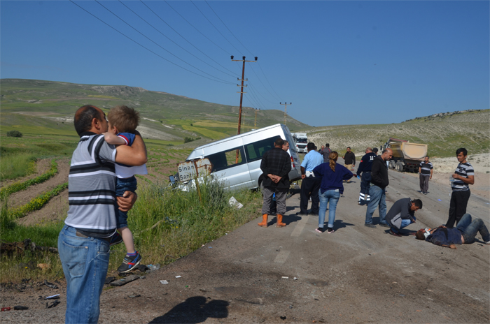 Ankara'da öğrenci servisi tırla çarpıştı: 3 ölü, 7 yaralı