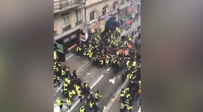 Lyon'da sarı yelekliler birbiriyle çatıştı