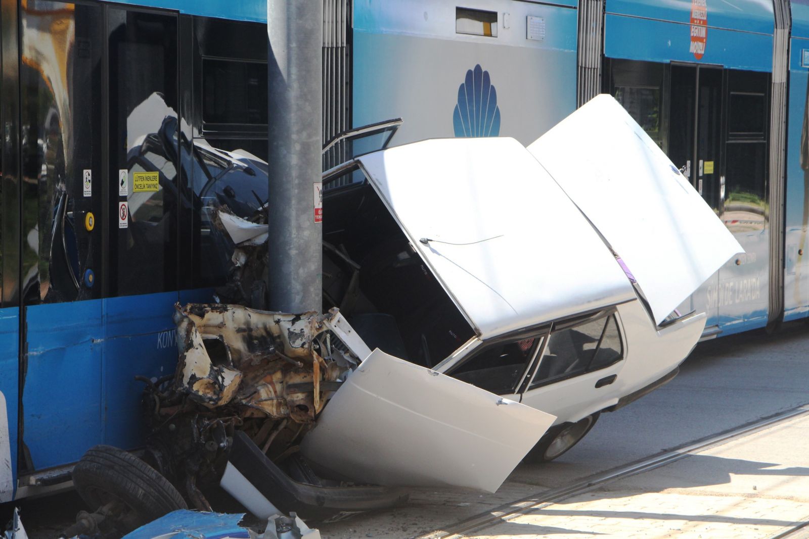 Tramvay ile çarpışan otomobil havada kaldı
