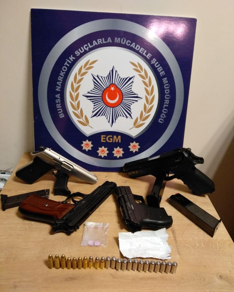 Uyuşturucu tacirlerinin cephaneliği dikkat çekti