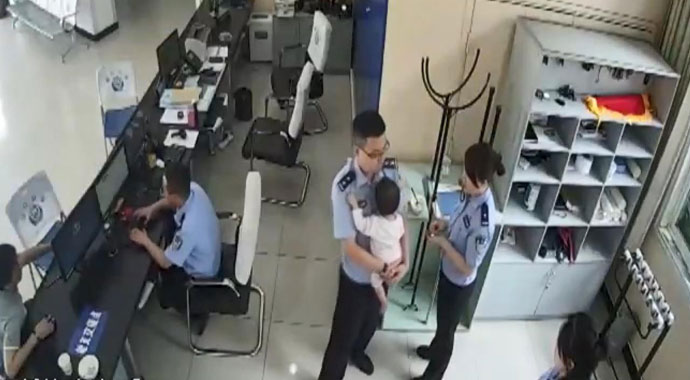 Taksici, bebeğini darp eden kadını polise teslim etti