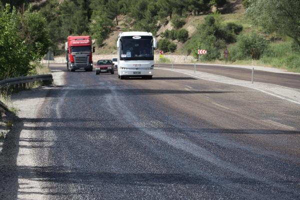 Denizli'de sıcaktan asfalt eridi